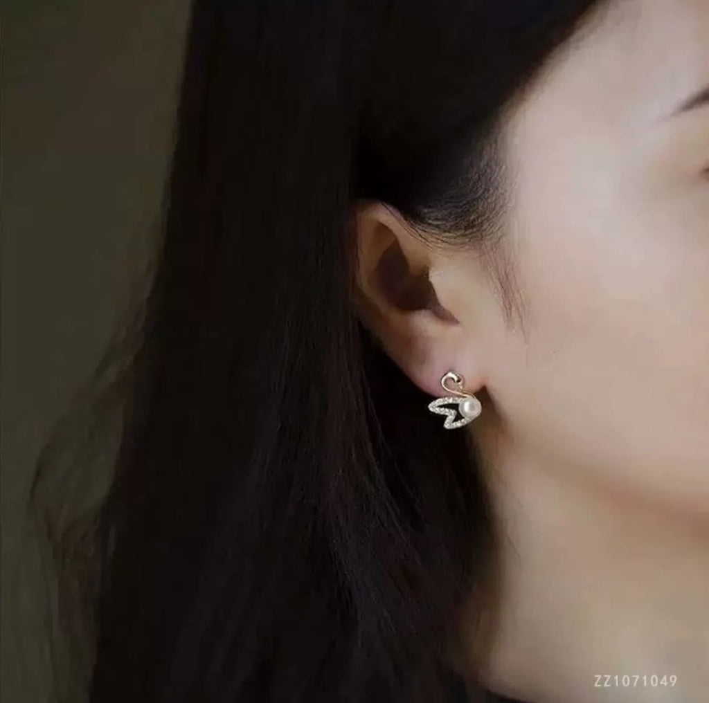 Swan body with pearl