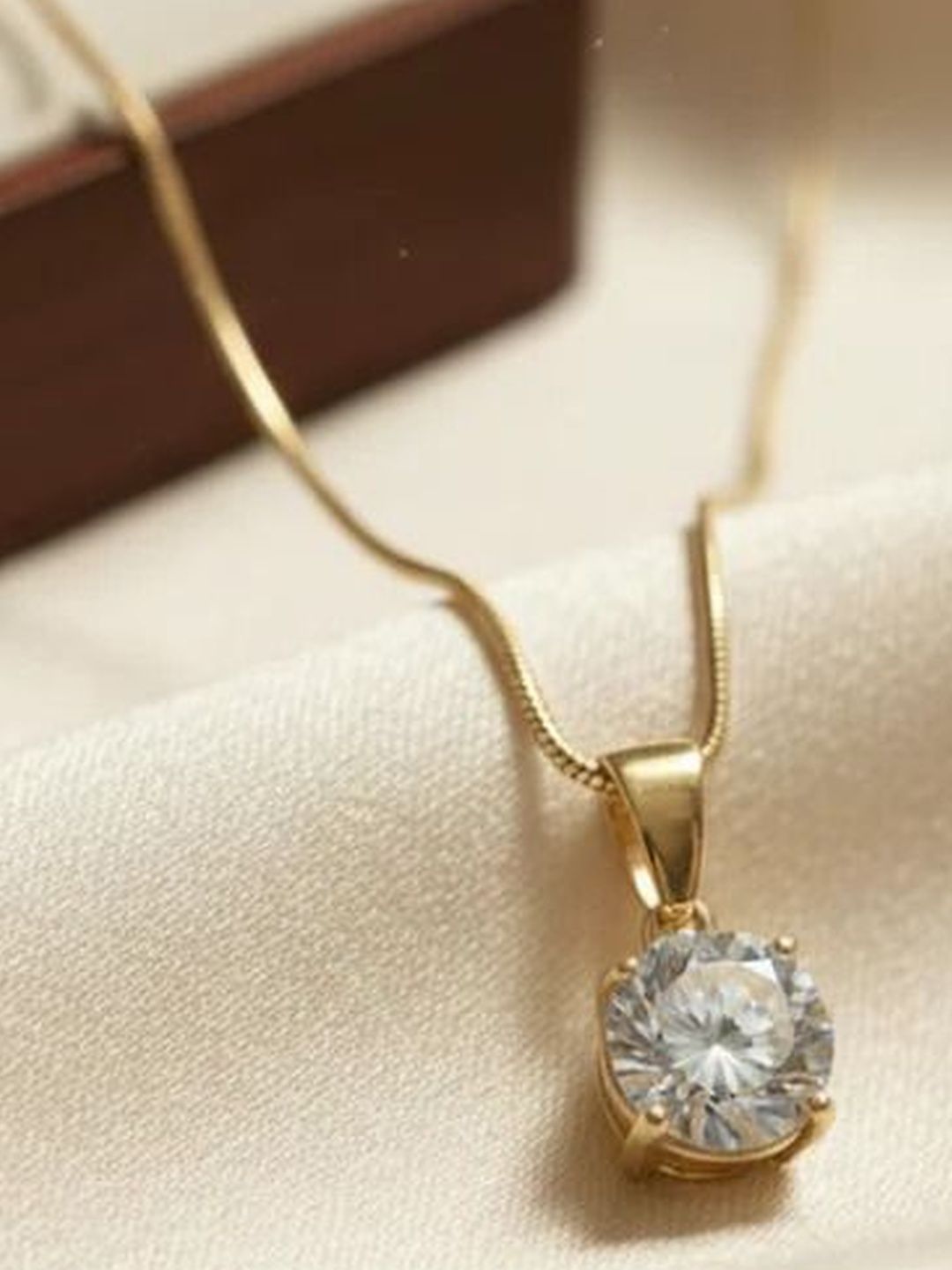 Round-cut solitaire stone