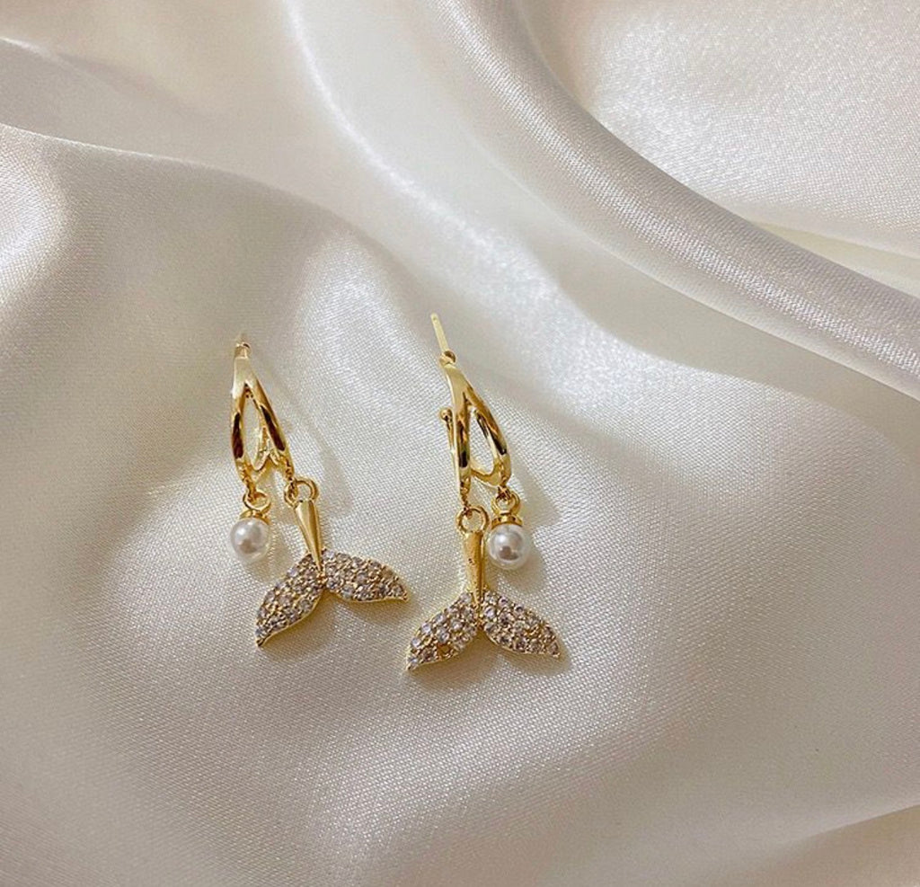 Huggies-style hoop earrings