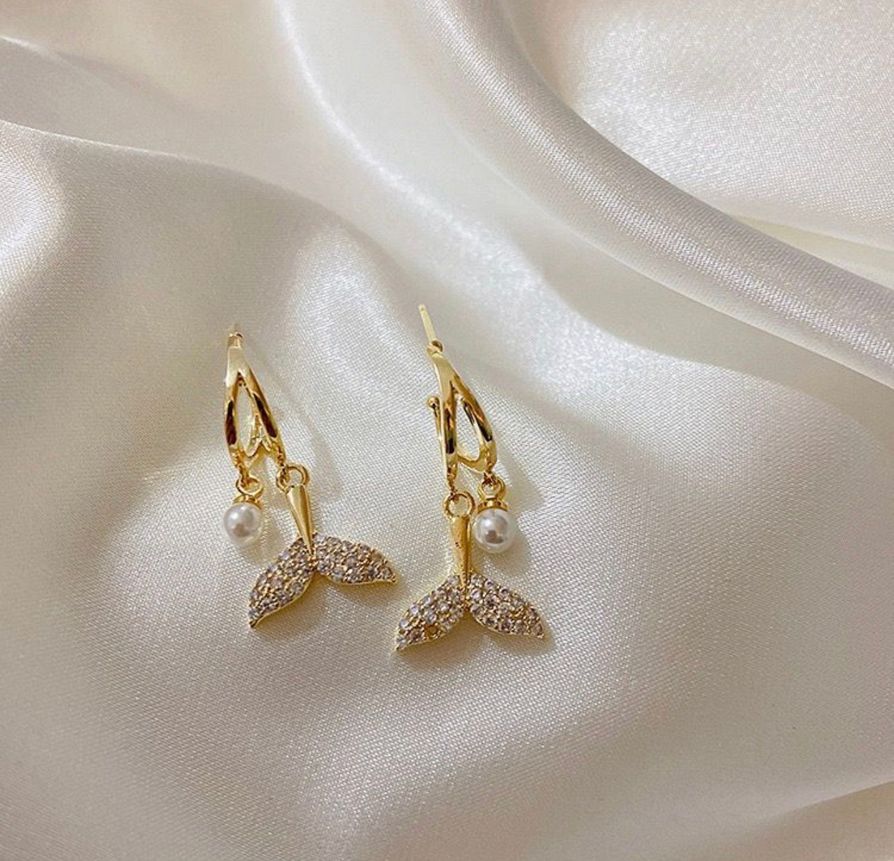 Huggies-style hoop earrings