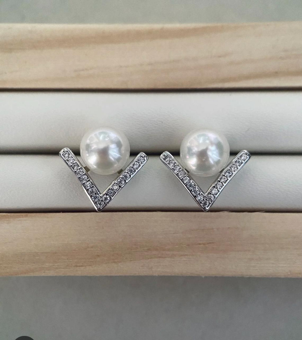 V-Pearl Studs