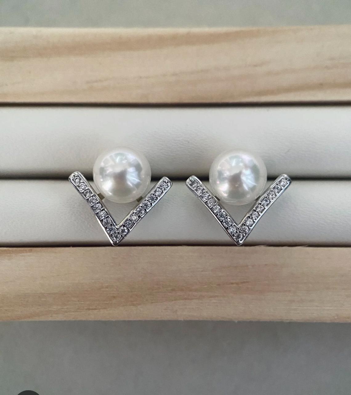 V-Pearl Studs