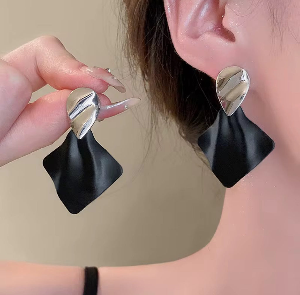 Geometric drop earring with silver