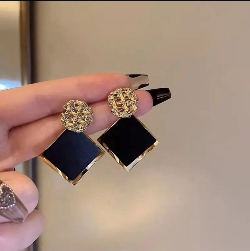 Gold Woven Curved Square Drop