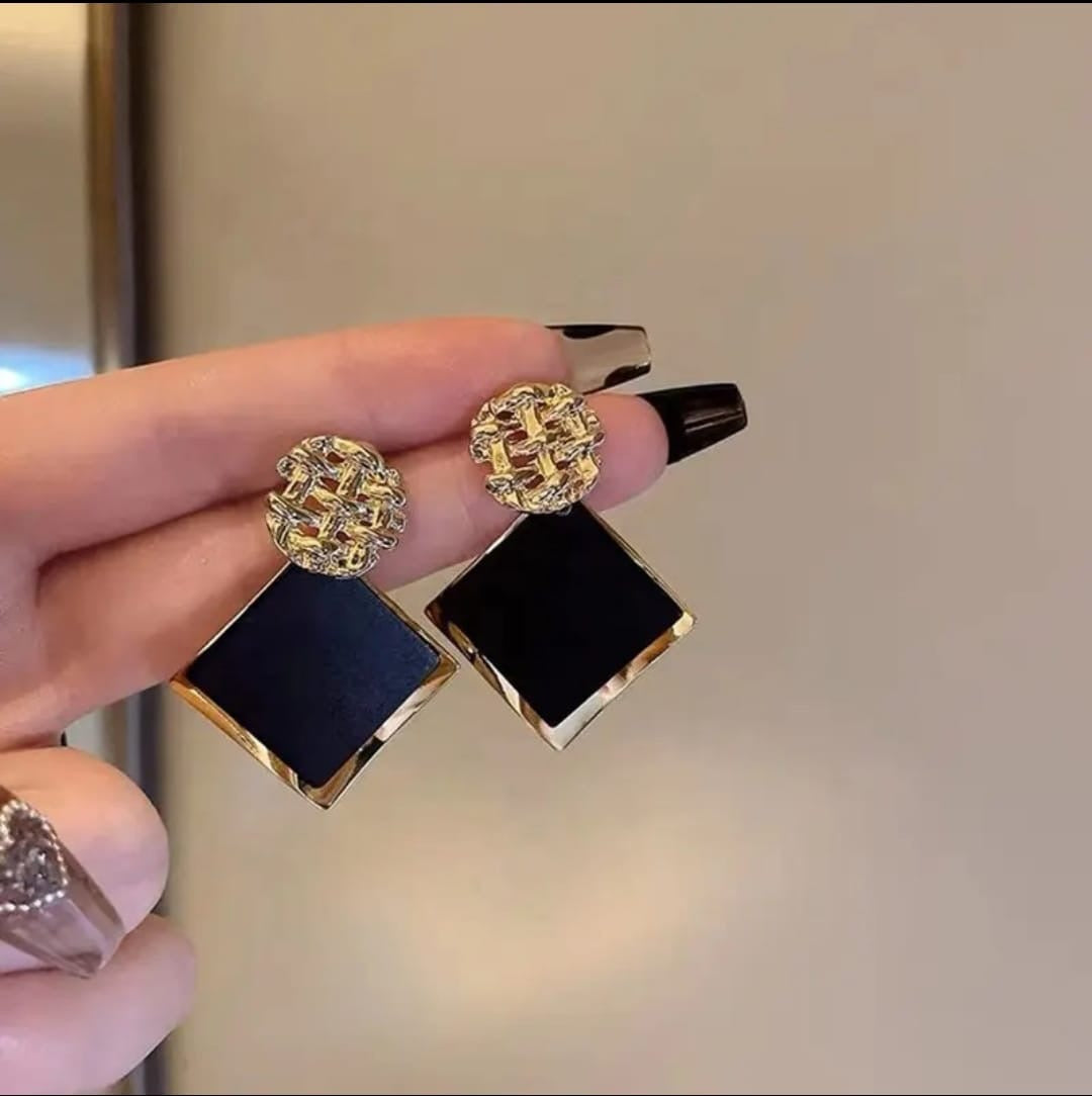 Gold Woven Curved Square Drop