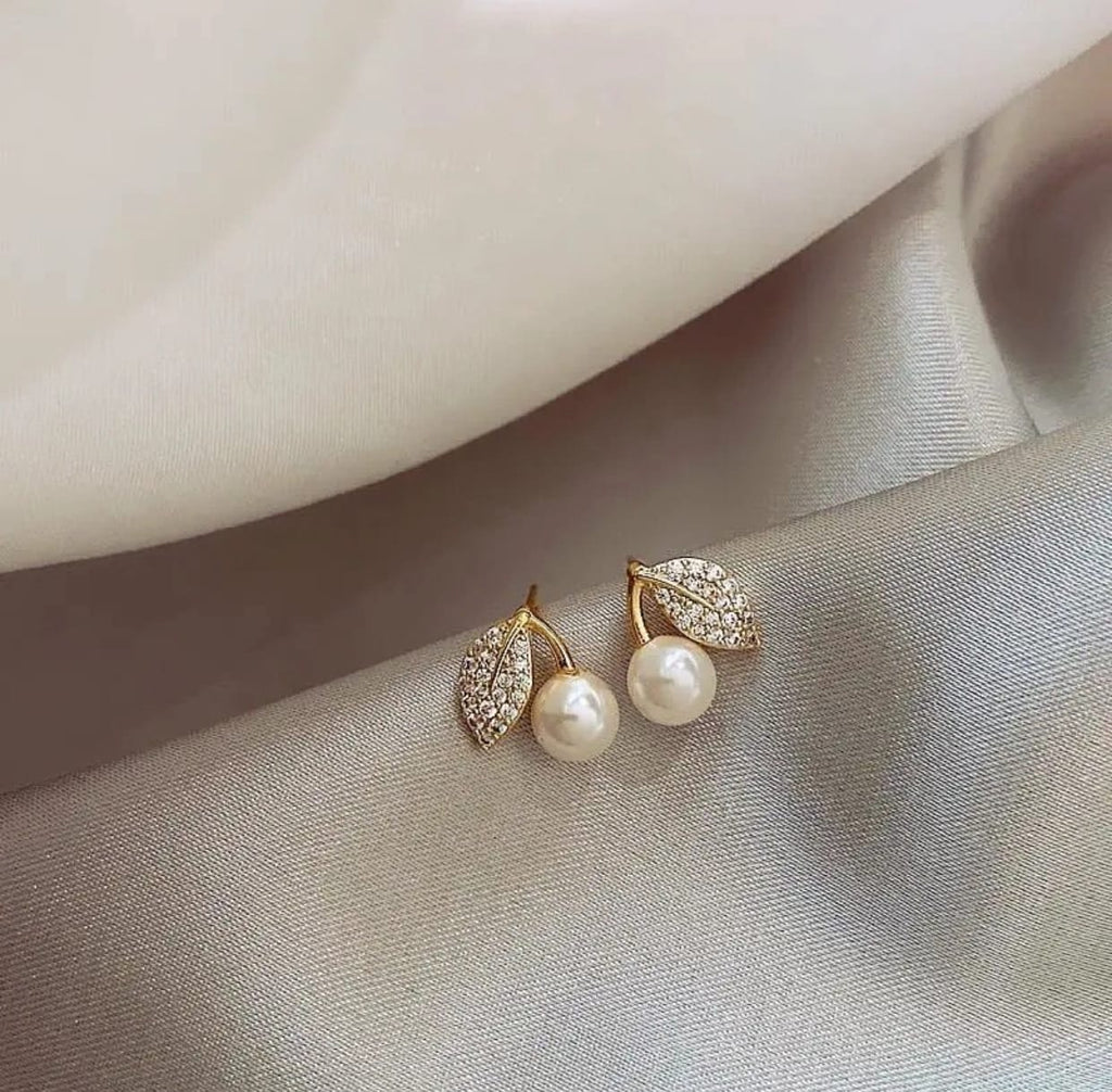 Single leaf with pearl