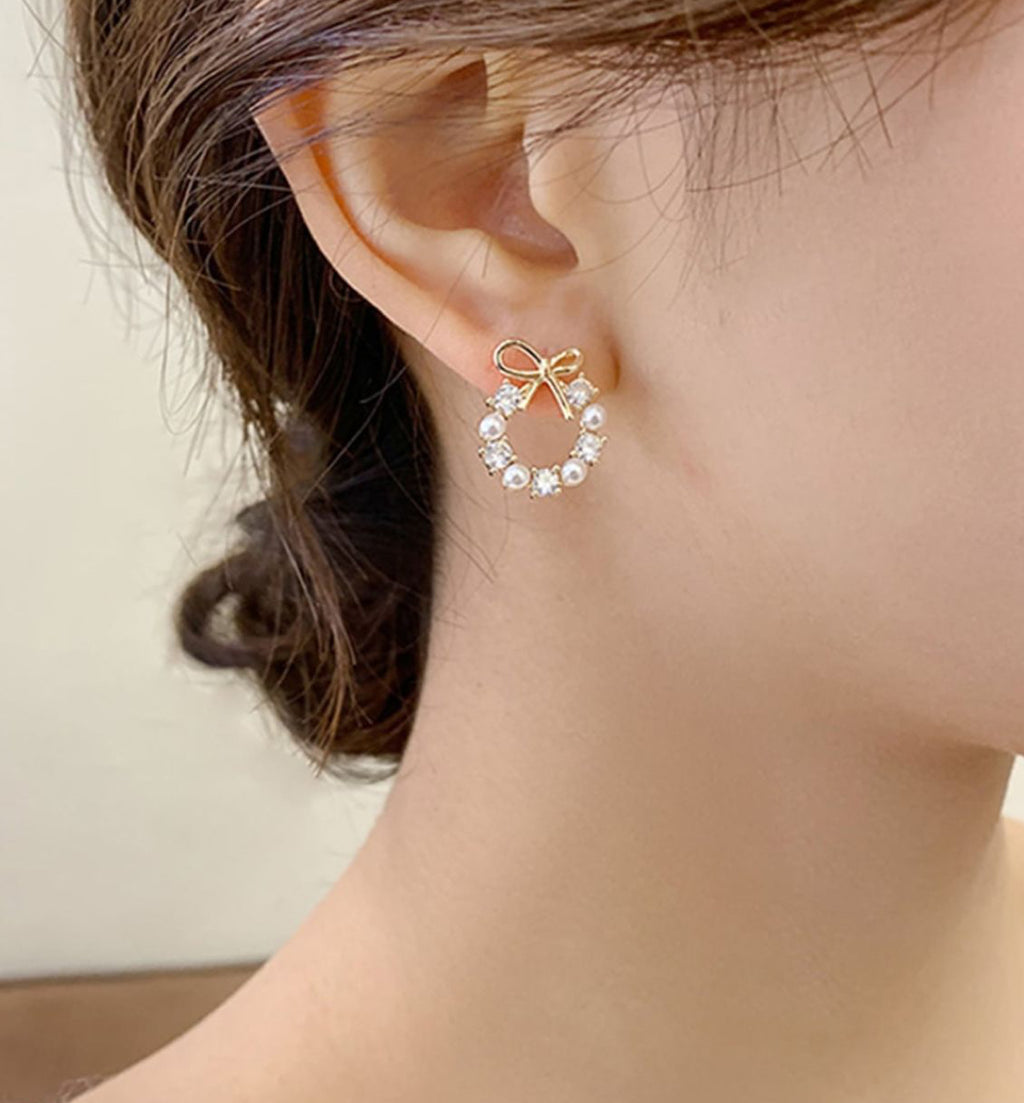 Elegant Gold Bow & Pearl Wreath