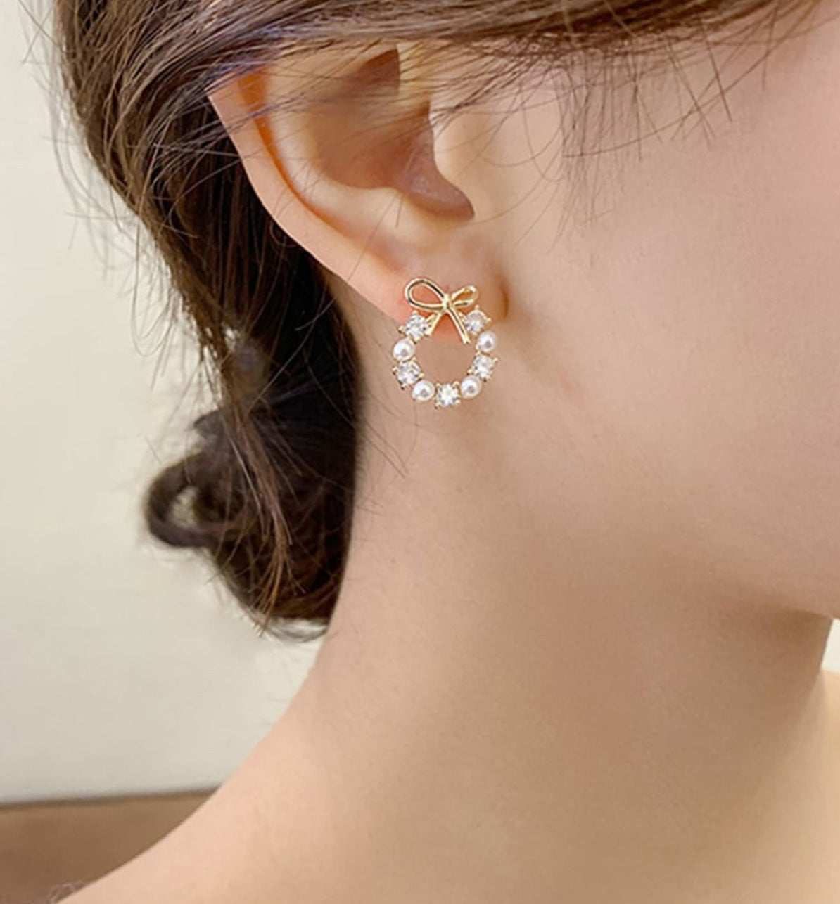 Elegant Gold Bow & Pearl Wreath