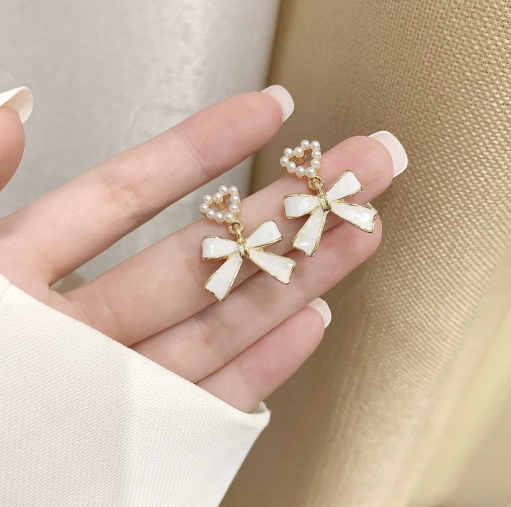 White bow with pearl heart earrings
