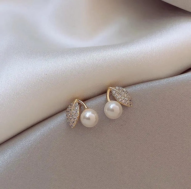 Single leaf with pearl