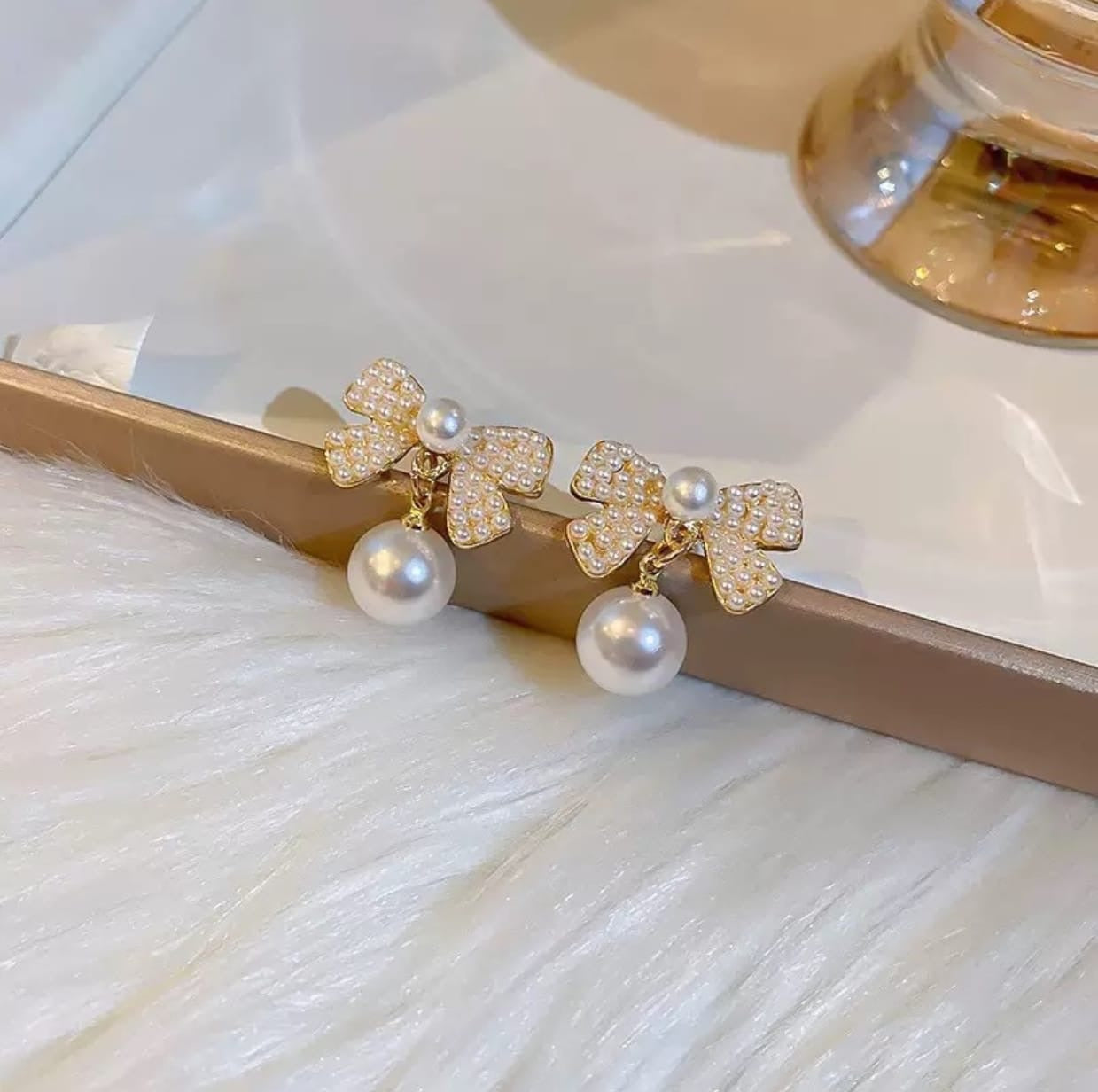 Bow-shaped drop earrings