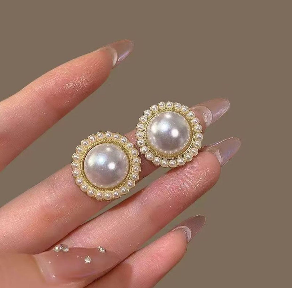 Stud button pearl