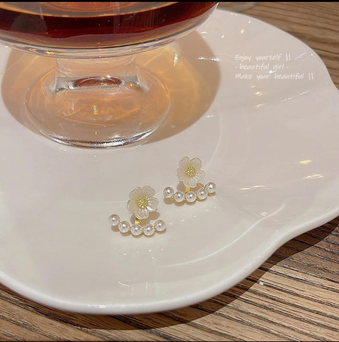 Flower Pearl Ear Jacket Earrings.