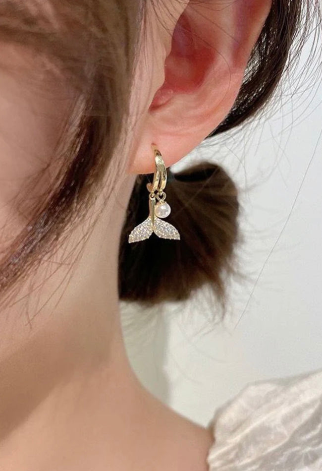 Huggies-style hoop earrings