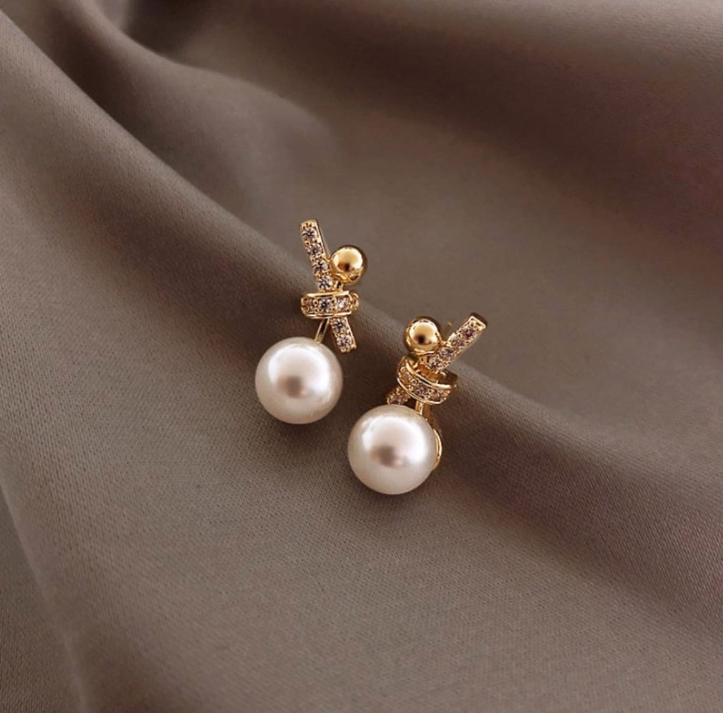 Knot pearl drop earrings