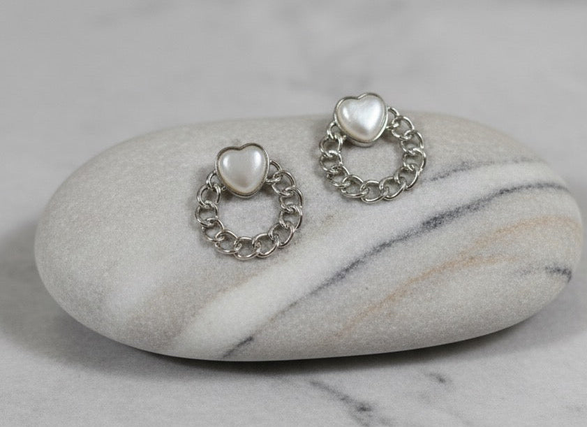 Luminous heart-shaped pearl center