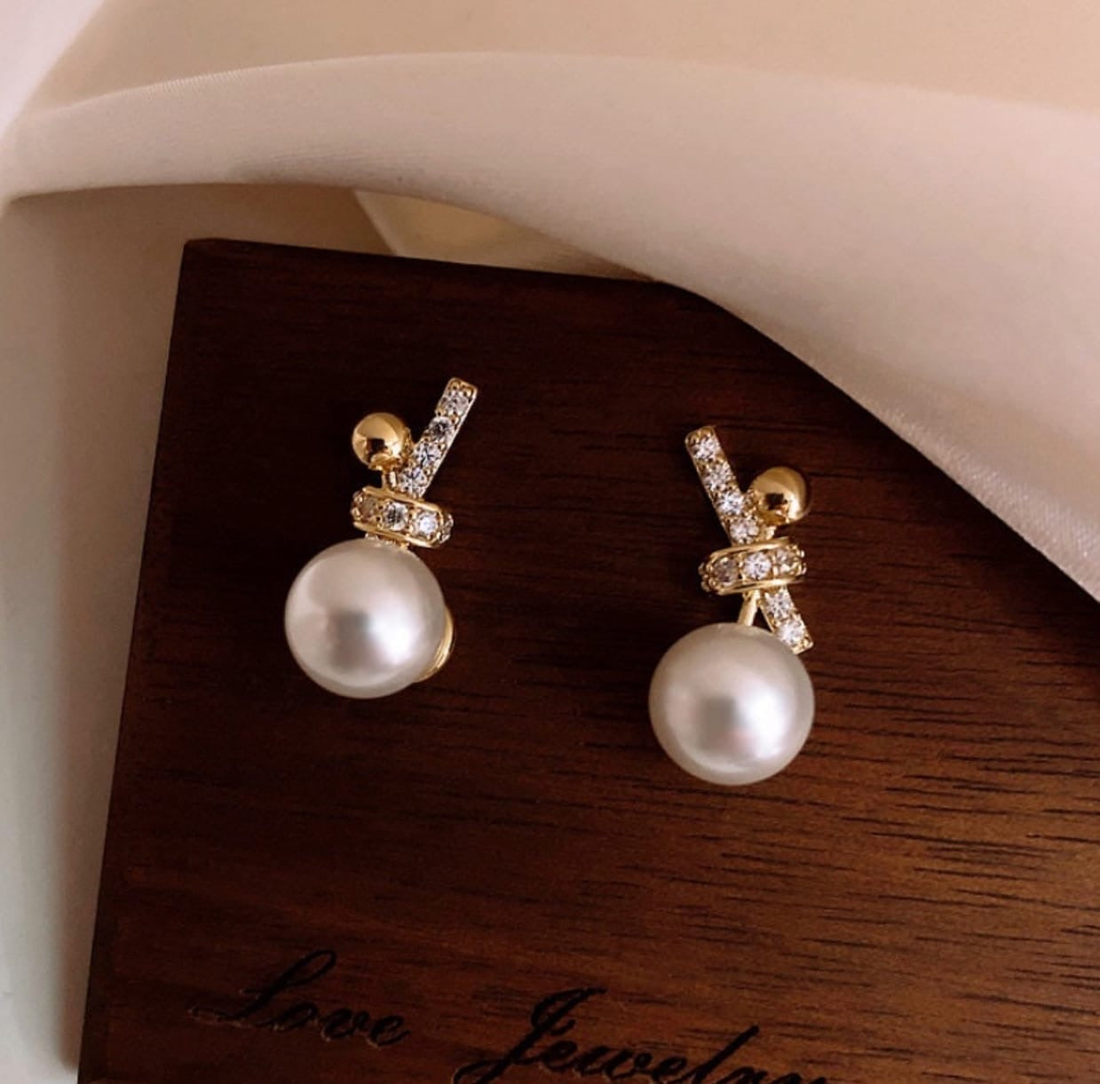 Knot pearl drop earrings