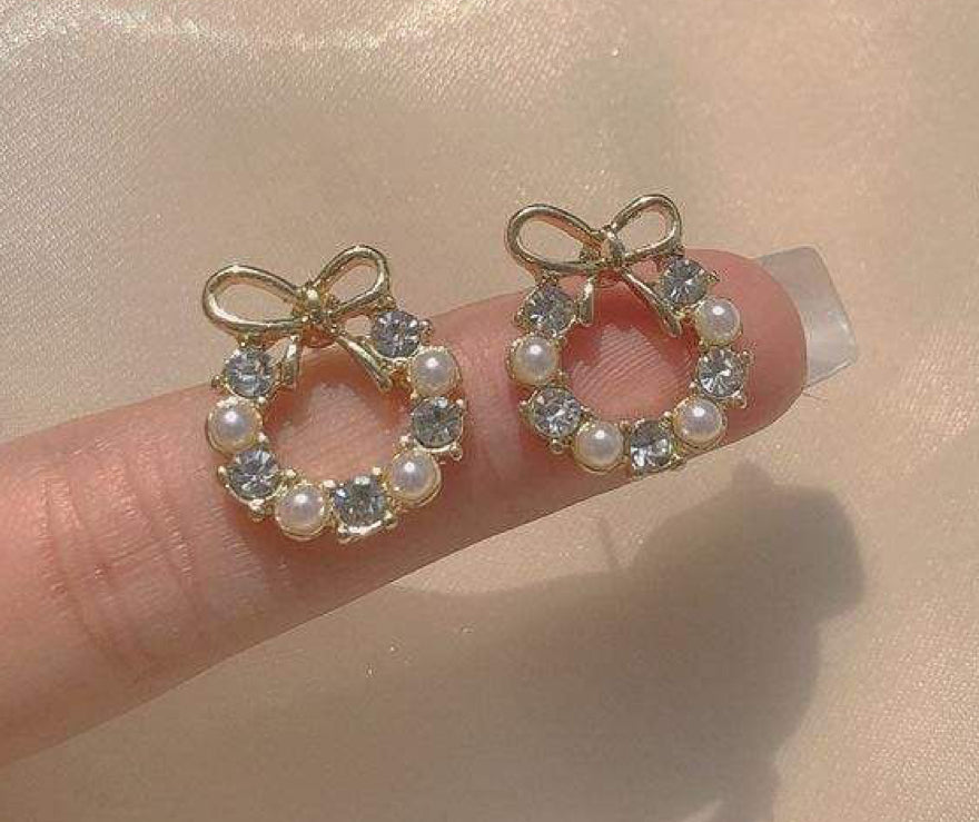 Elegant Gold Bow & Pearl Wreath