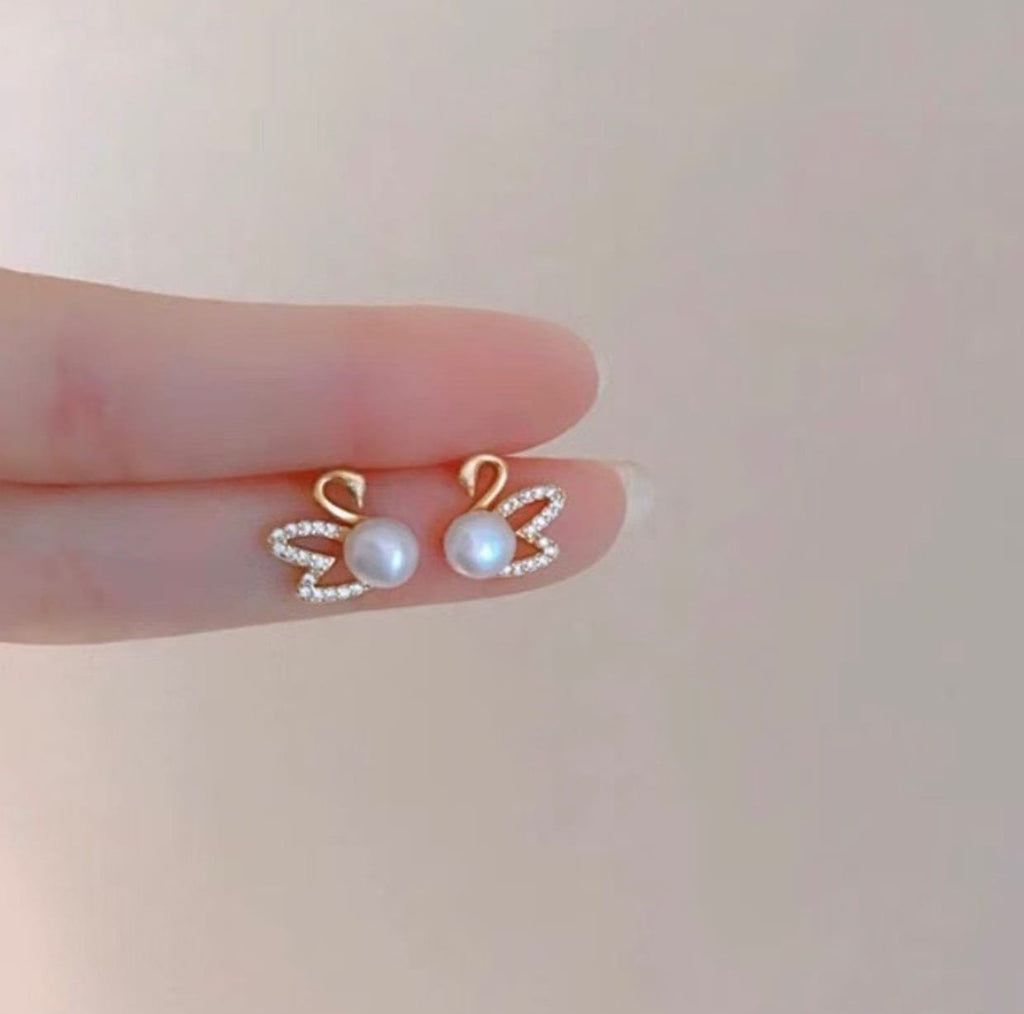 Swan body with pearl