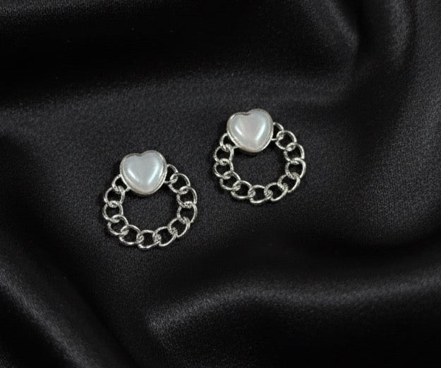 Luminous heart-shaped pearl center