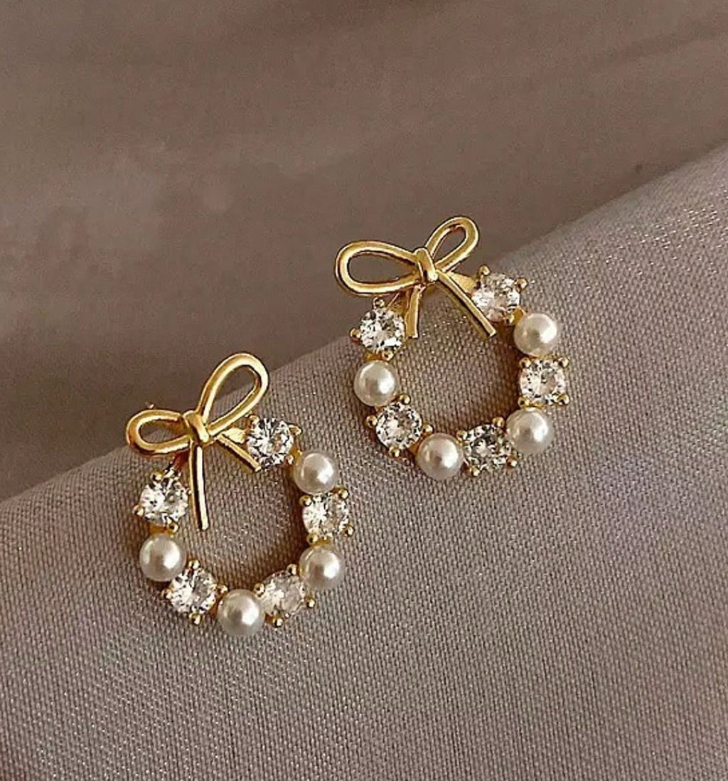 Elegant Gold Bow & Pearl Wreath