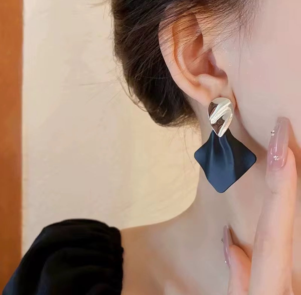 Geometric drop earring with silver
