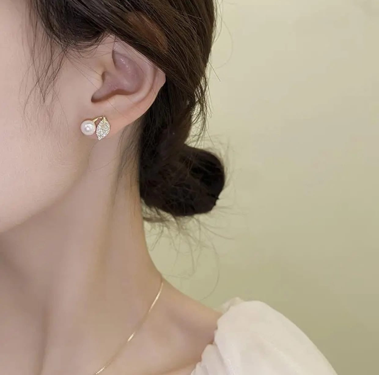 Single leaf with pearl