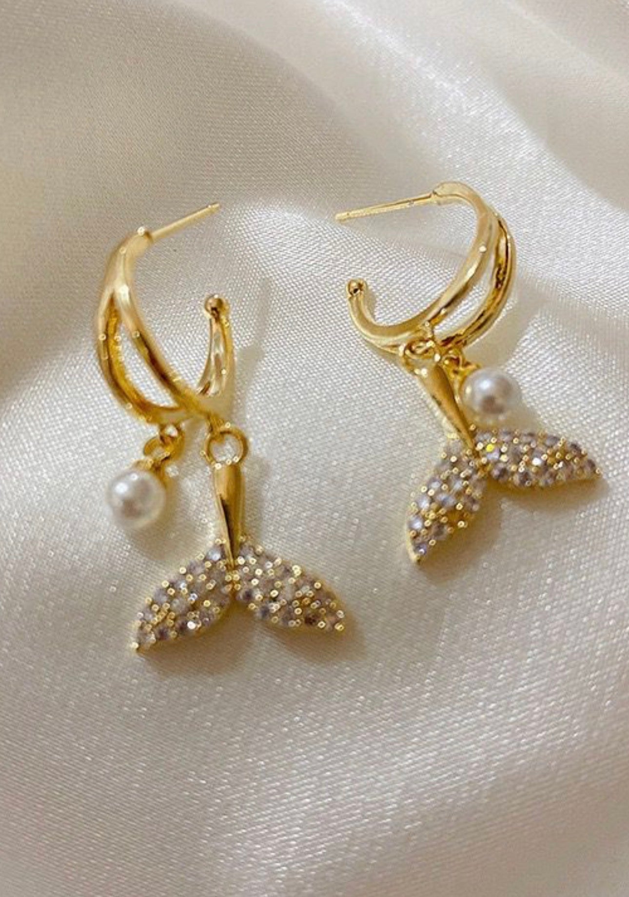 Huggies-style hoop earrings