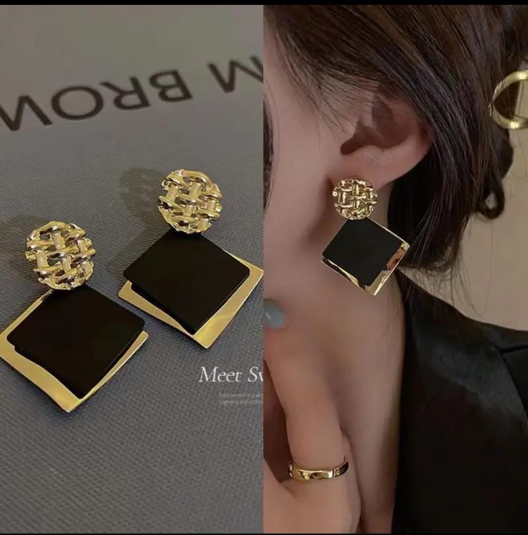 Gold Woven Curved Square Drop