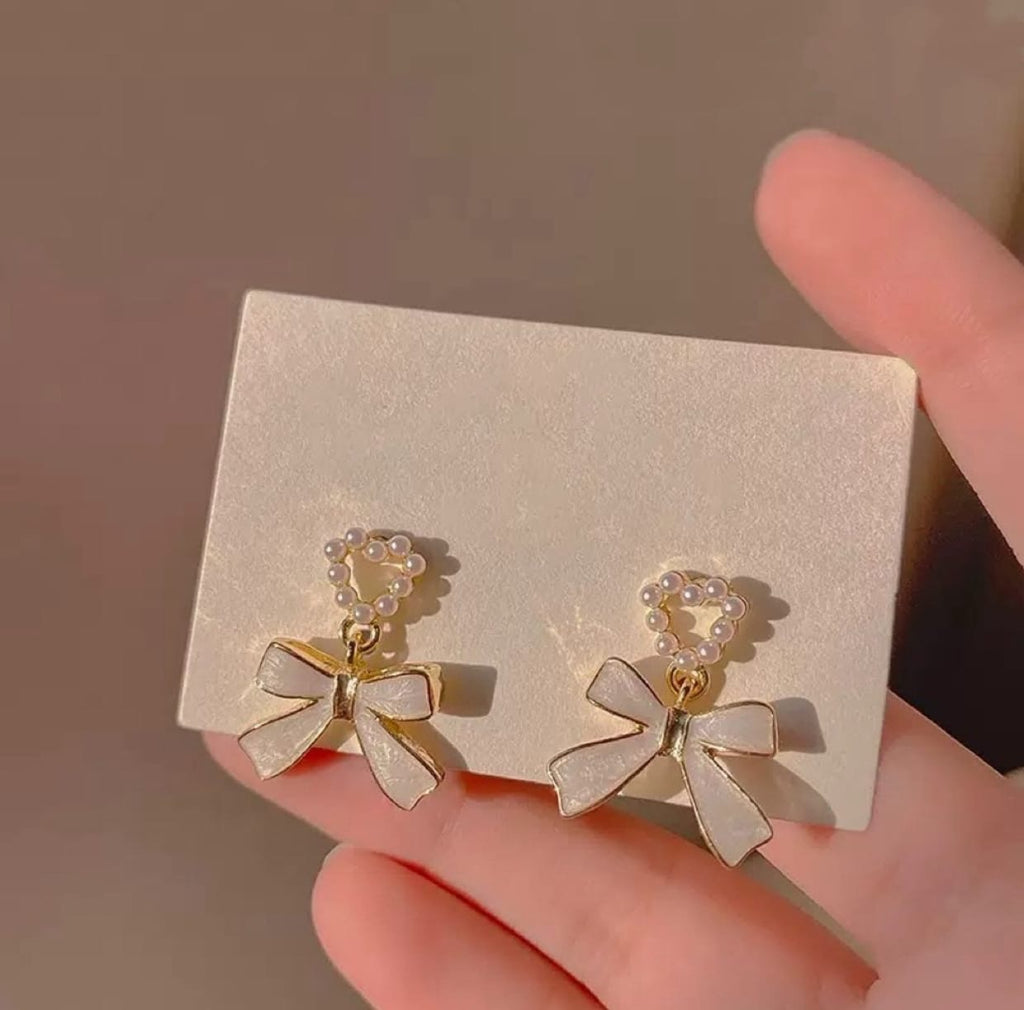 White bow with pearl heart earrings