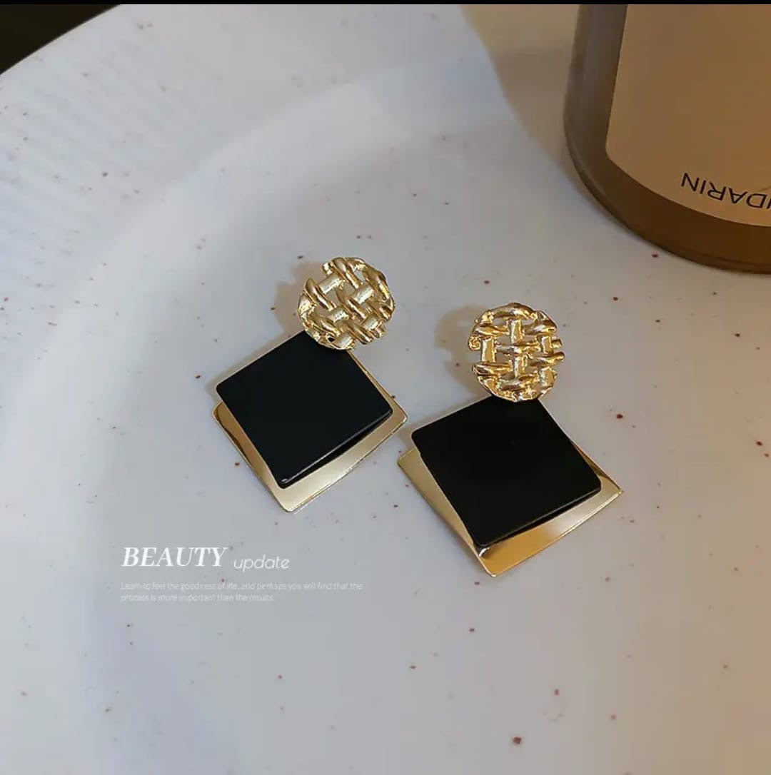 Gold Woven Curved Square Drop