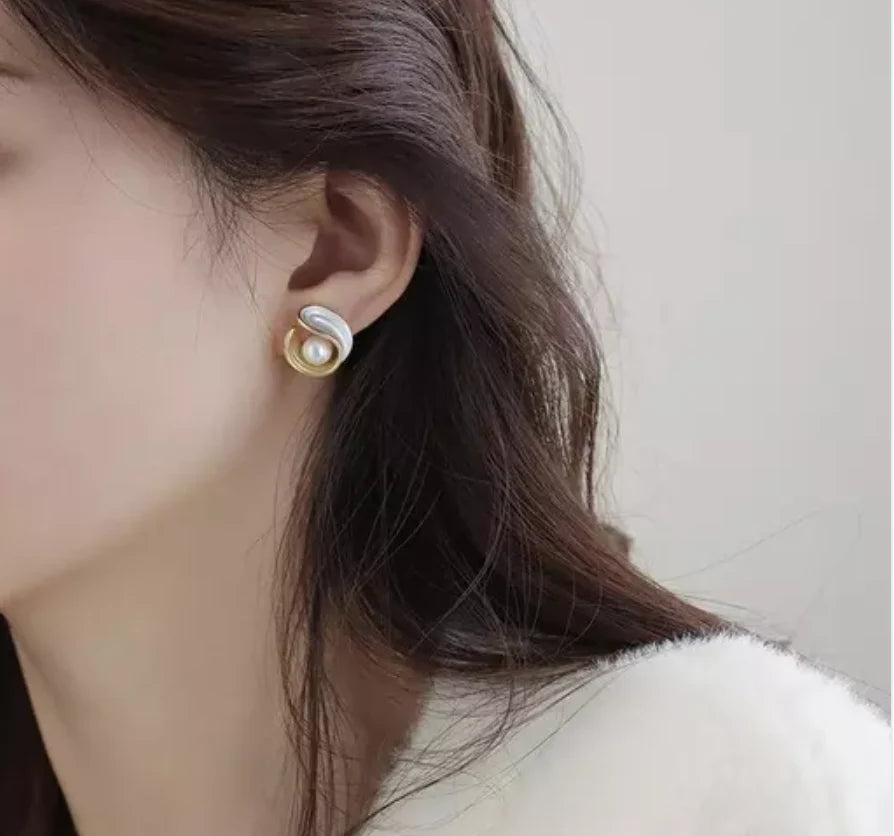 Luna Pearl Swirl Stud Earrings