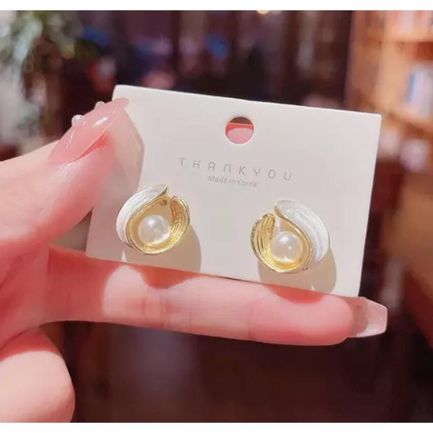 Luna Pearl Swirl Stud Earrings