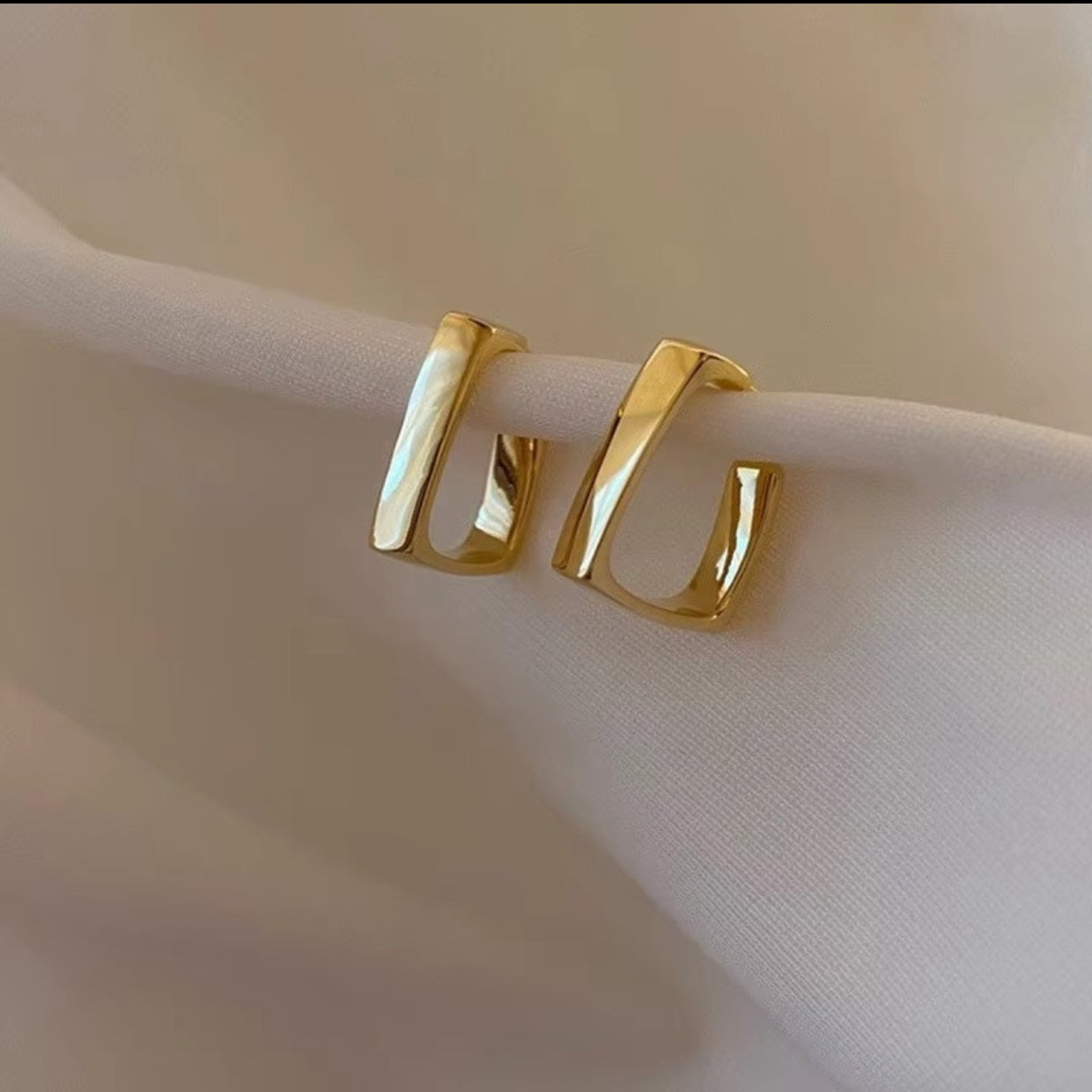Sculpted Glow Square Hoops