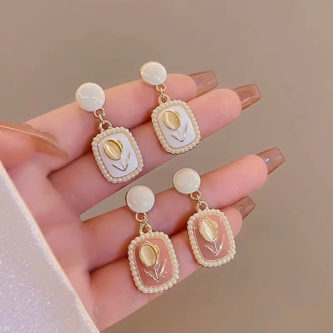 Tulip Pearl Frame Earrings - White