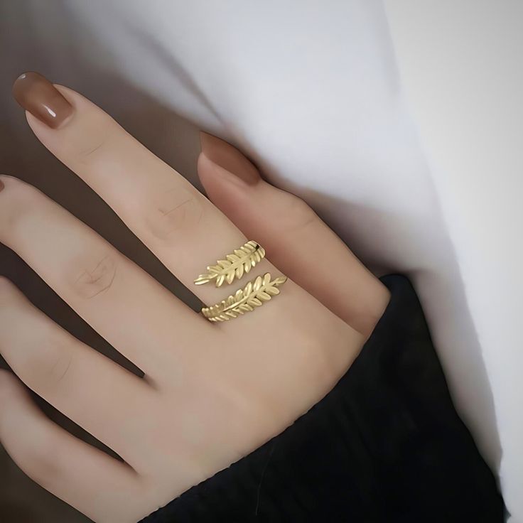 Exaggerated Leaf Ring