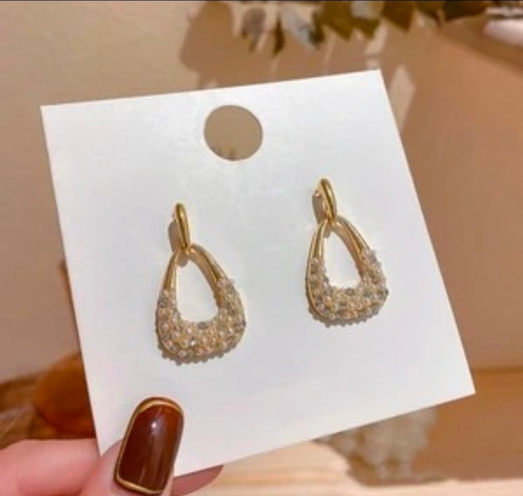 Pearl Glow Teardrop Earrings