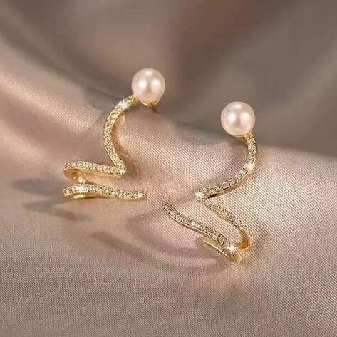 Luna Pearl Wave Ear Cuff